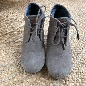 TOMS taupe suede women’s desert wedges